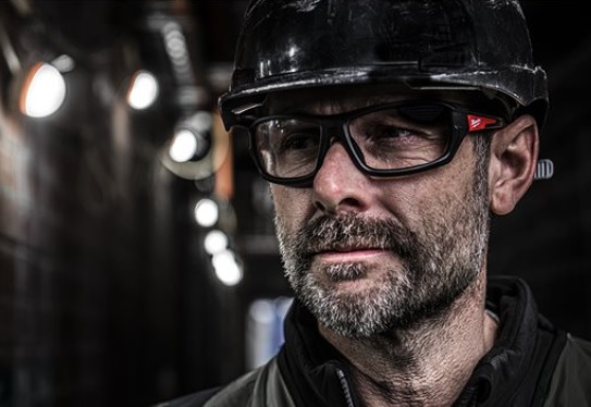 Milwaukee 4932471883 Safety Glasses feature anti-scratch and anti-fog lenses Milwaukee 4932471883 Safety Glasses